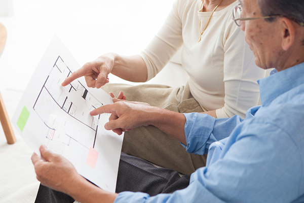 couple looking at senior living floor plans to choose the right fit
